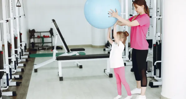 mother-with-little-daughter-are-engaged-gymnastics-gym (1)